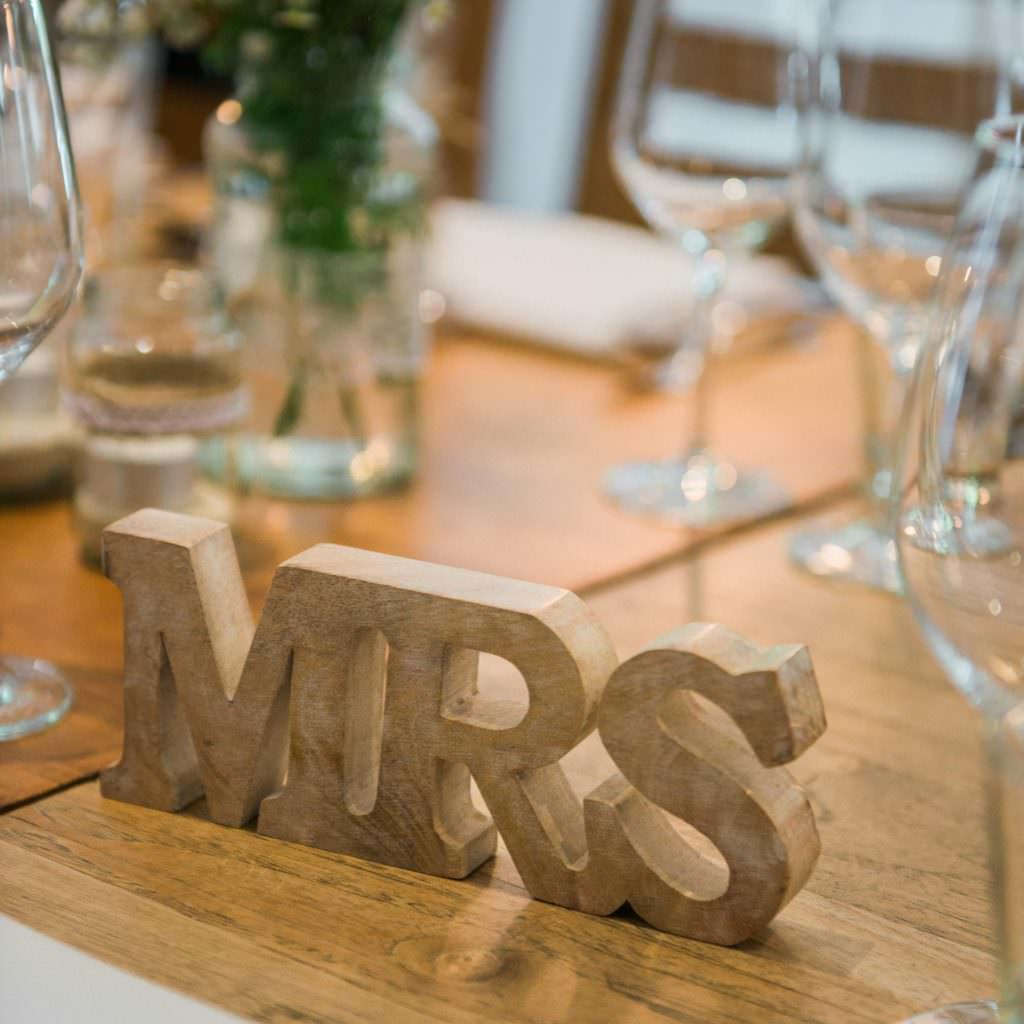 Hochzeit Auermühle: Rustikale Tischdeko mit Holzbuchstaben