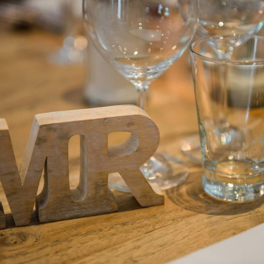 Rustikale Hochzeitstischdeko mit Holzbuchstaben