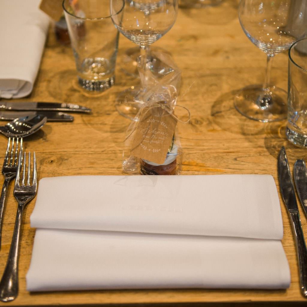 Schlicht rustikale Tischdekoration bei einer Hochzeit in der Auermühle