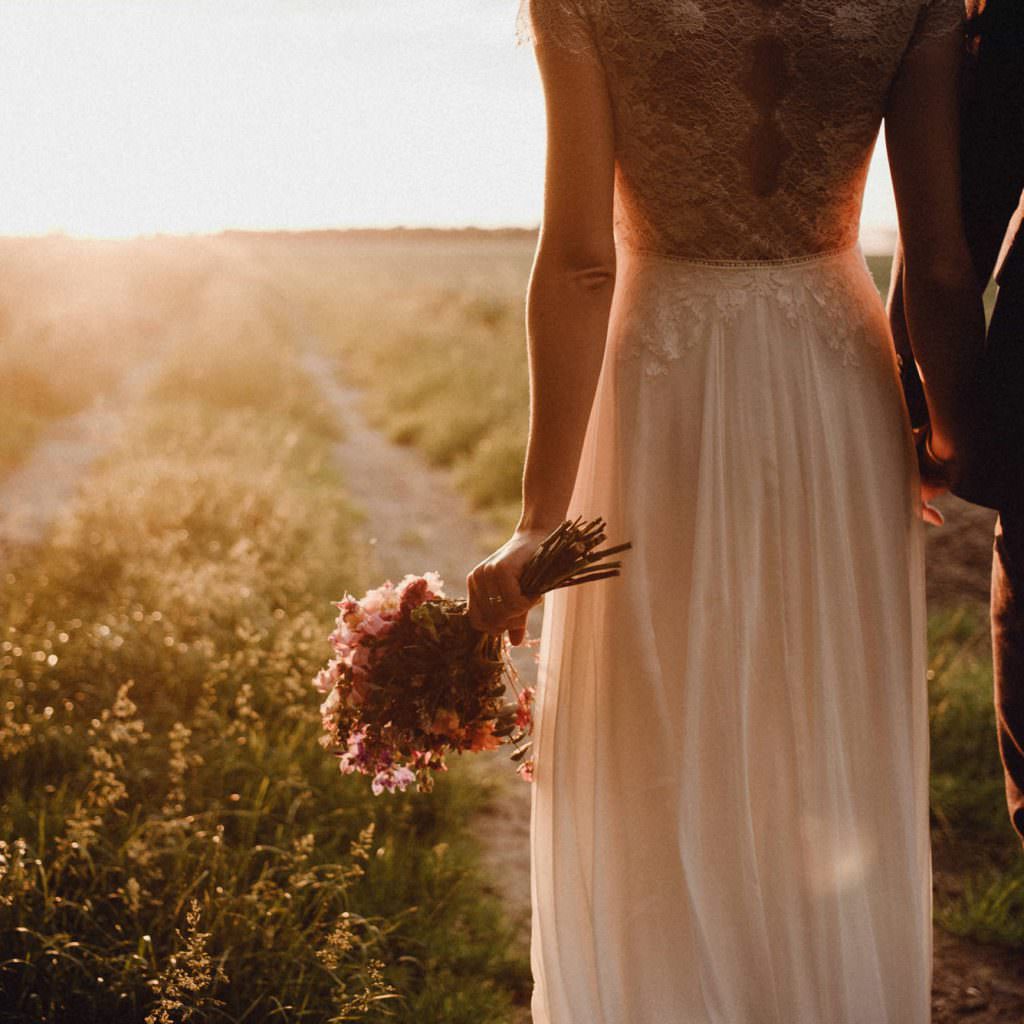 Hochzeit Kornscheune: Paarshooting auf dem Feld bei Sonnenuntergang