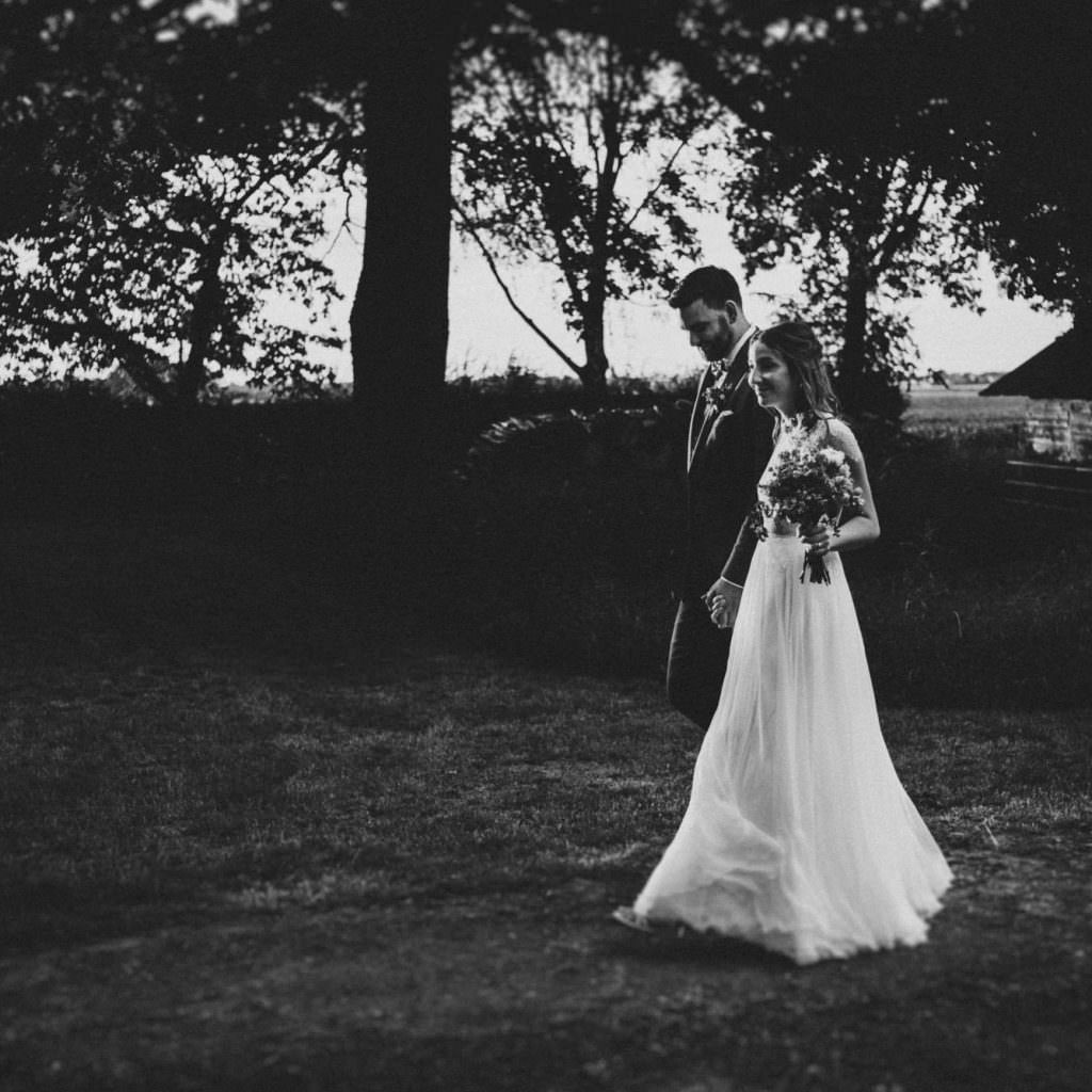 Scheunenhochzeit mit Hochzeitsfotos von Braut und Bräutigam im Grünen