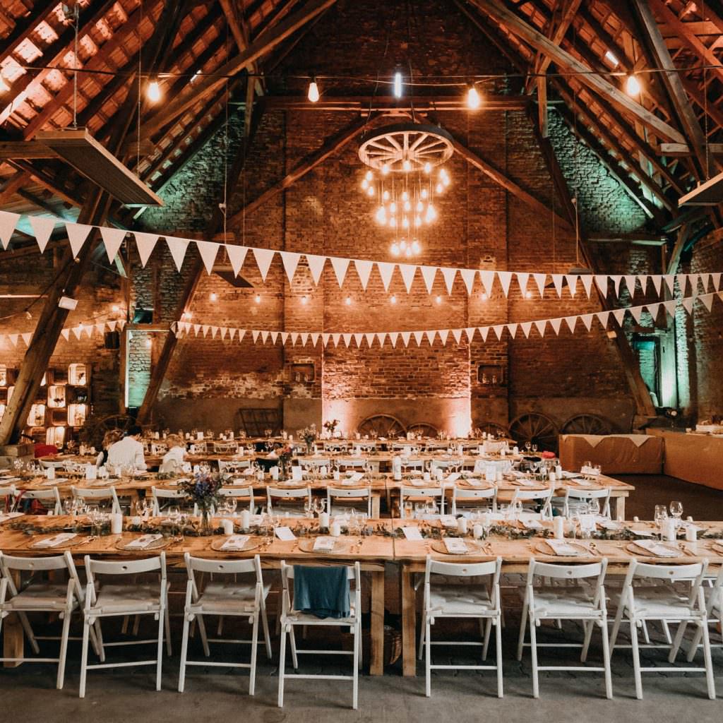 Hochzeit Kornscheune: Geschmückter Festsaal mit Tischen