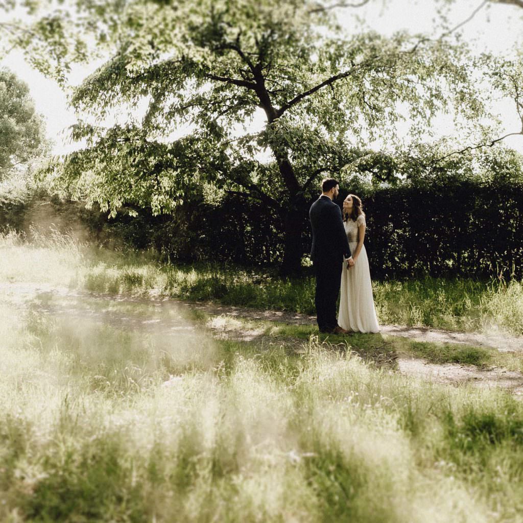 Hochzeit in der Kornscheune feiern mit Paarfotos im Grünen