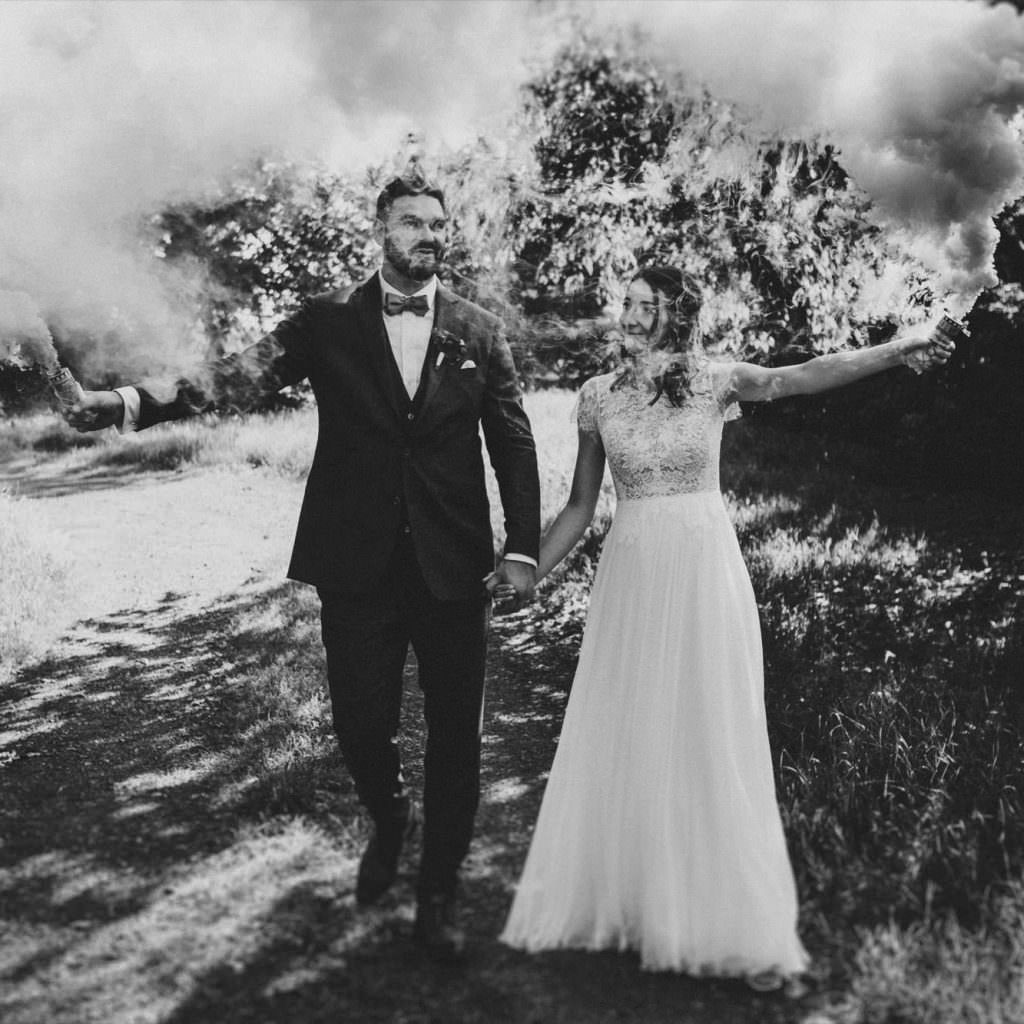 Kreative Hochzeitsfotoidee: Paarshooting mit Rauchfackeln