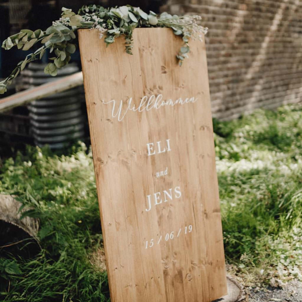 Hochzeit in der Kornscheune mit rustikalem Willkommensschild aus Holz