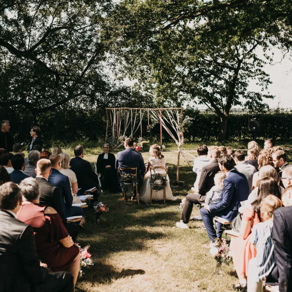 Freie Trauung draußen bei einer Hochzeit in der historischen Kornscheune Orr