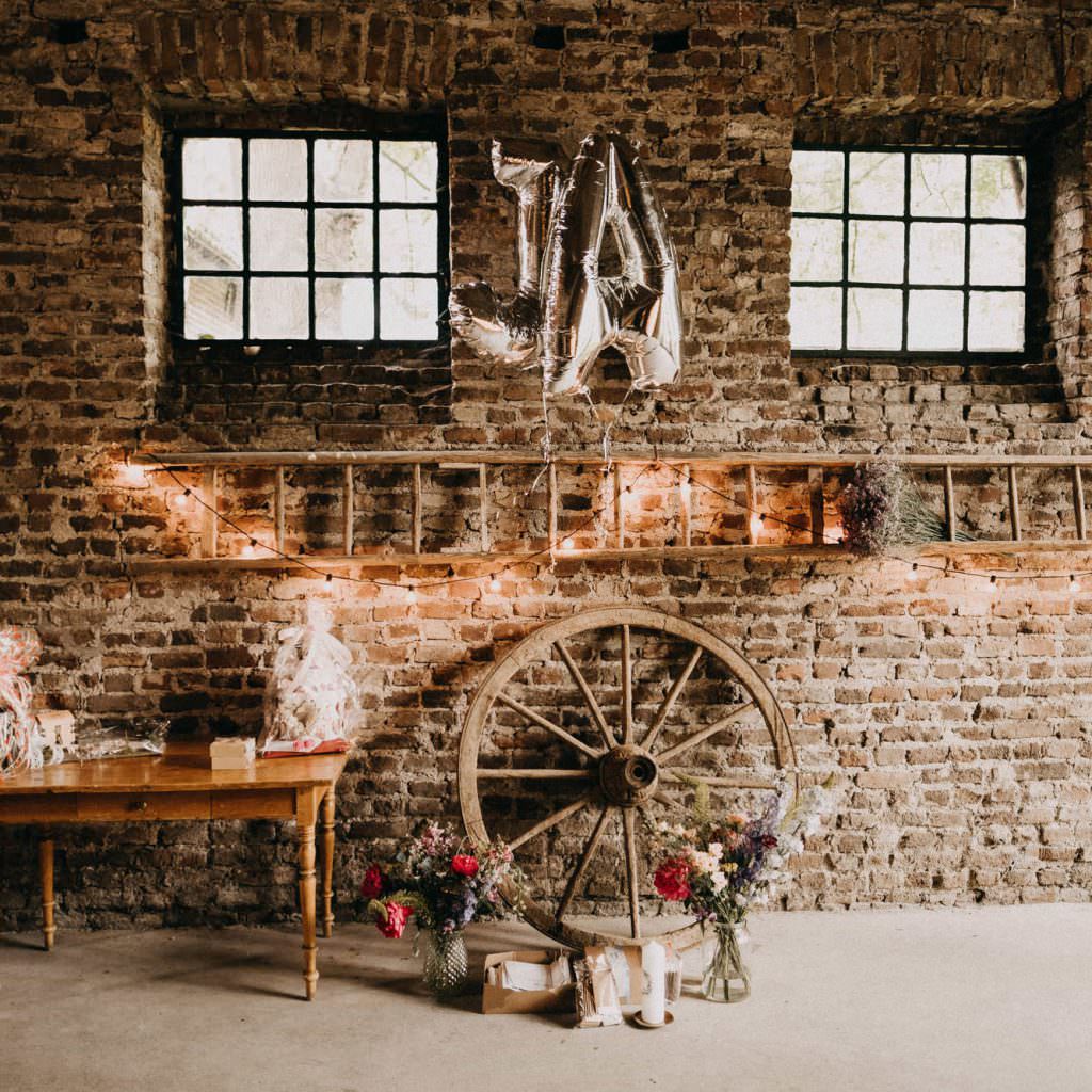 Rustikale Vintage Hochzeitsdeko bei einer Scheunenhochzeit