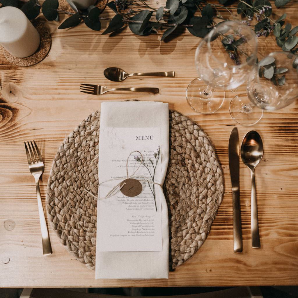 Hochzeit Kornscheune: Rustikale Tischdekoration in Naturtönen