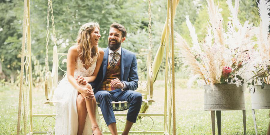 Hochzeit Wasserburg Geretzhoven: Das Brautpaar auf einer Hollywoodschaukel