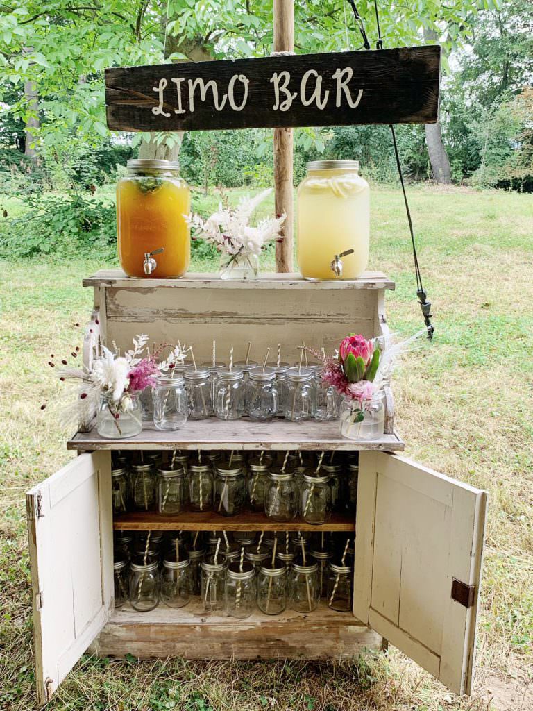 DIY Vintage Limo Bar bei einer Sommer Hochzeit auf der Wasserburg Geretzhoven