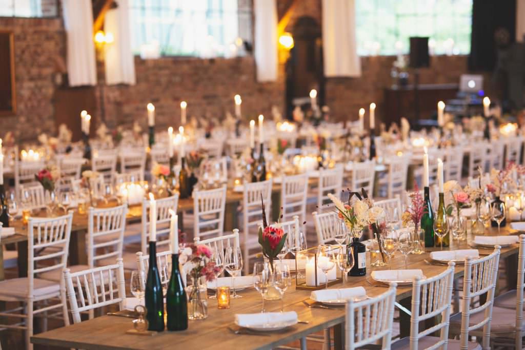 Hochzeit Wasserburg Geretzhoven: Festsaal mit gedeckten Tischen