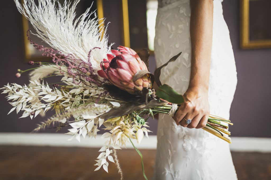 Boho Brautstrauß mit Protea und Pampasgras