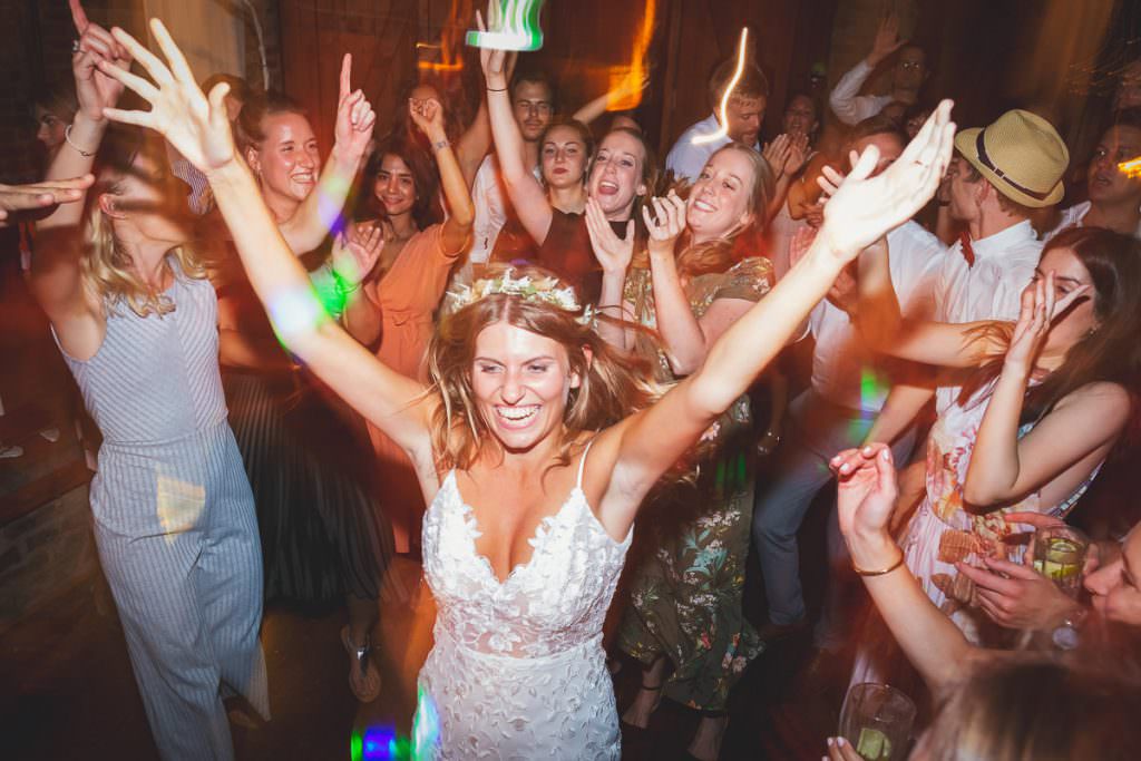 Die Braut tanzt ausgelassen auf der Hochzeitsparty in der Wasserburg Geretzhoven