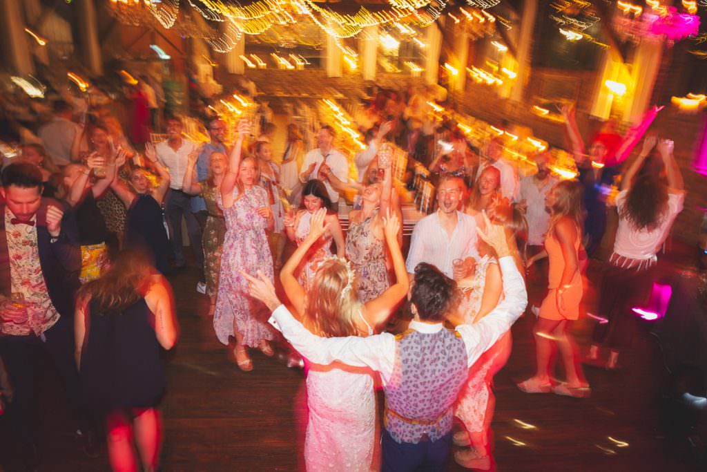 Hochzeit Wasserburg Geretzhoven: Das Brautpaar in Partystimmung