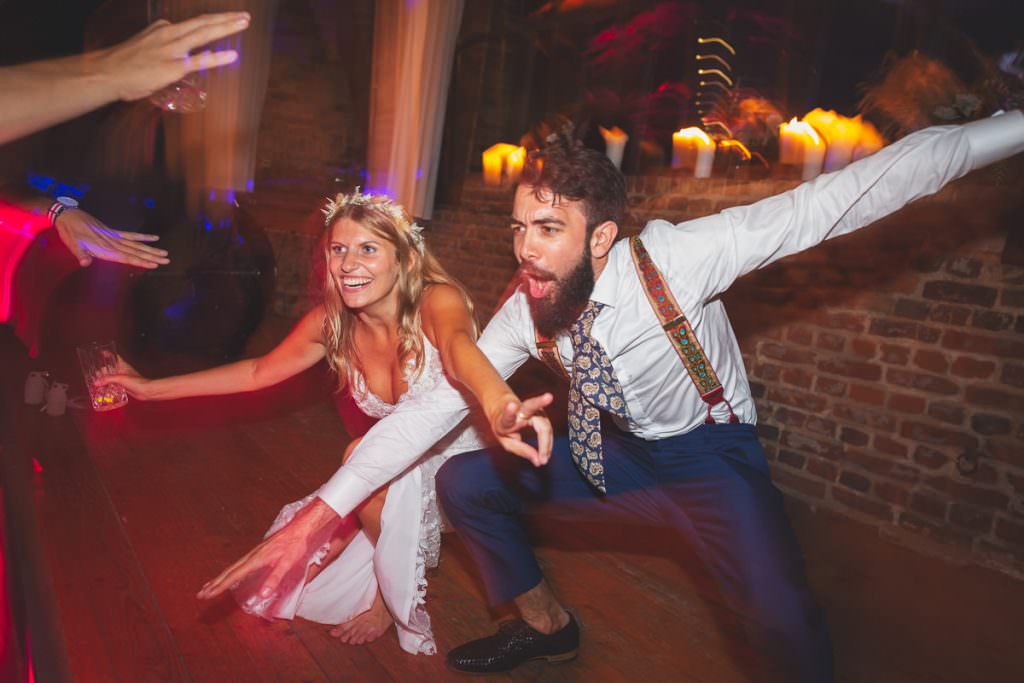 das Brautpaar tanzt auf der Hochzeitsparty in der Wasserburg Geretzhoven