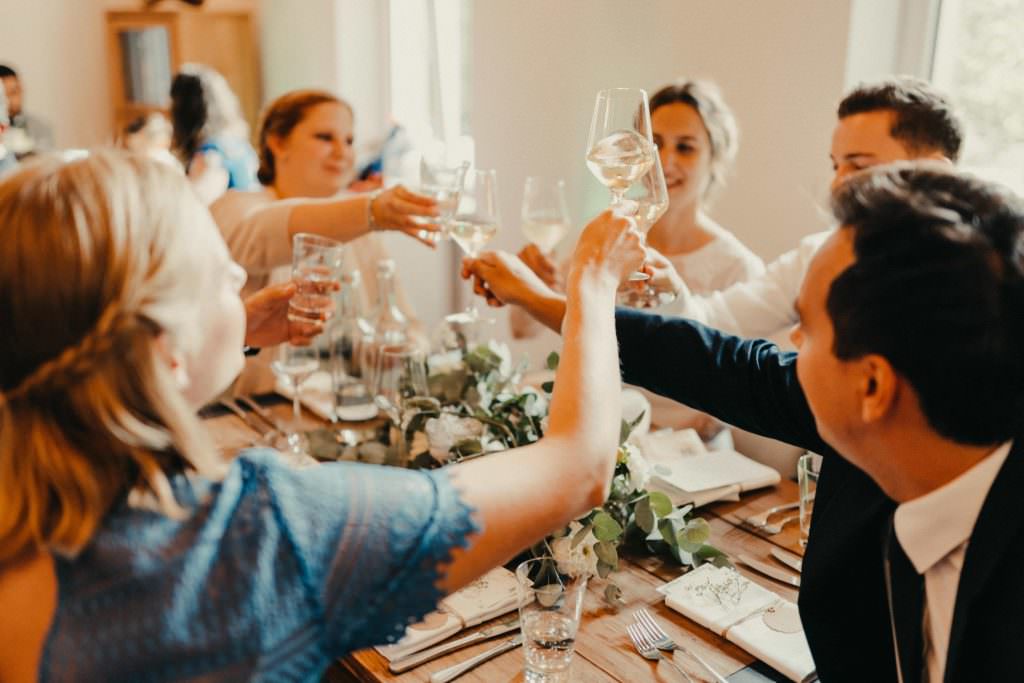 Hochzeit Auermühle Anstoßen