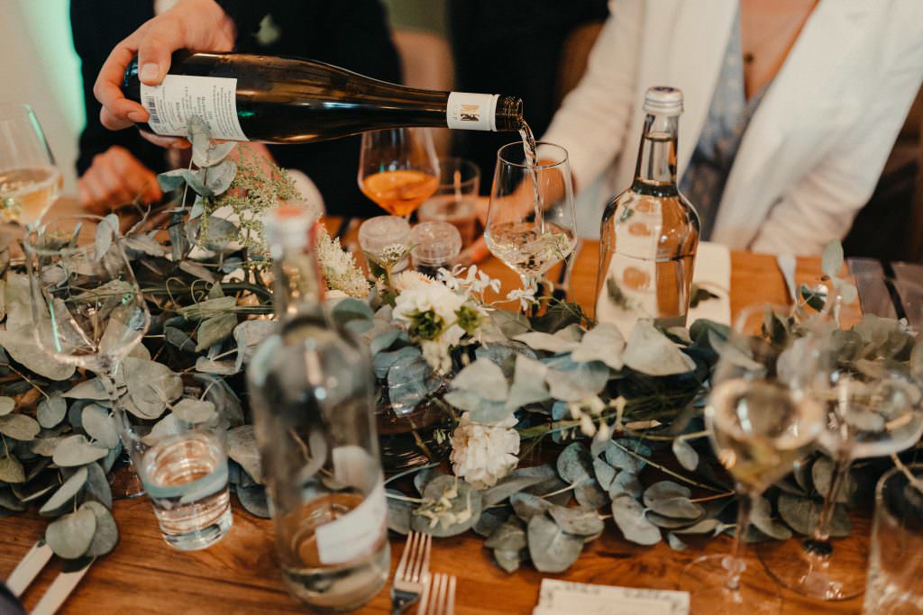 Hochzeit Auermühle: Tischdeko mit Eukalyptus Tischgirlande