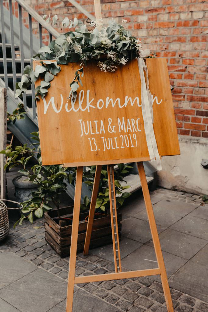 Hochzeits-Willkommensschild aus Holz bei einer Hochzeit in der Auermühle