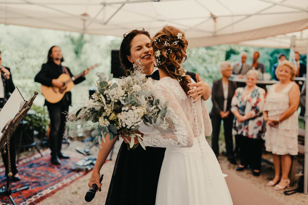 Hochzeit Auermühle: Die freie Traurednerin umarmt die Braut