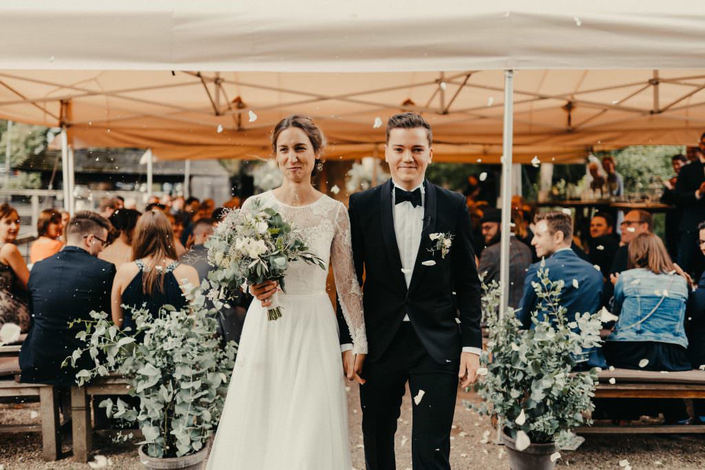 Hochzeit Auermühle: Das Brautpaar beim Auszug nach der Freien Trauung