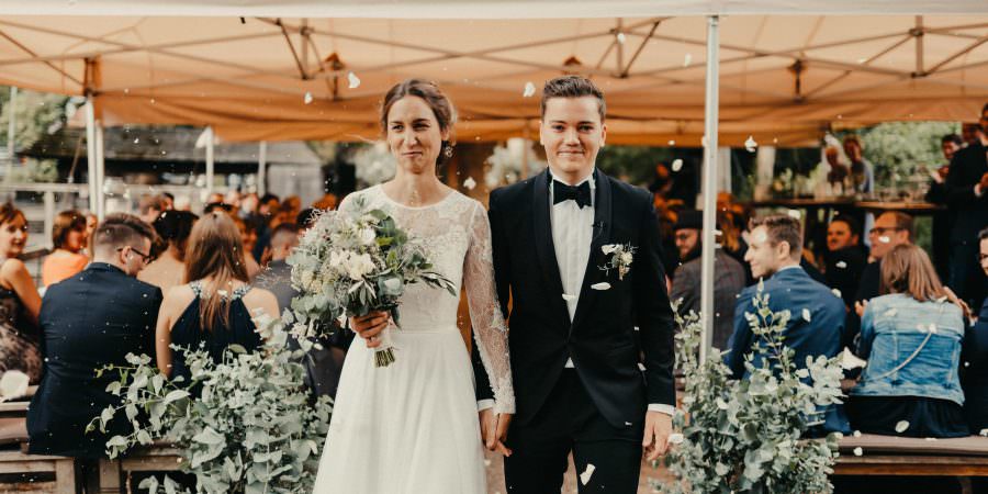 Hochzeit Auermühle: Das Brautpaar beim Auszug nach der Freien Trauung