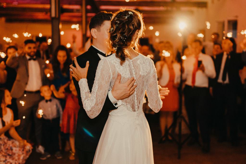 Das Brautpaar tanzt den Eröffnungstanz bei seiner Hochzeit in der Auermühle in Ratingen