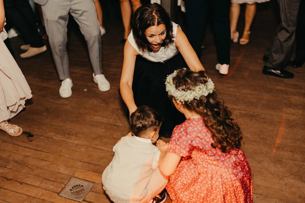 Hochzeit Auermühle: Gäste tanzen auf der Hochzeitsparty