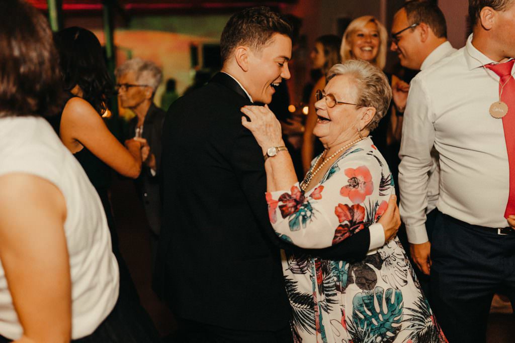 Hochzeit Auermühle: Der Bräutigam tanzt auf der Party mit seiner Oma