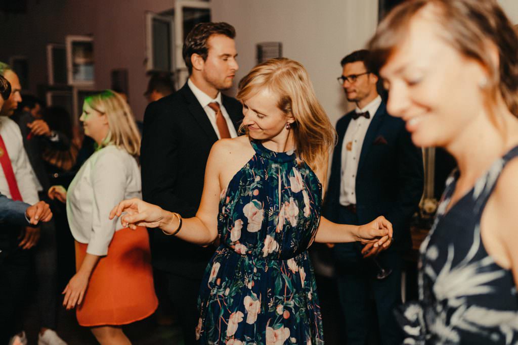 Gäste tanzen ausgelassen auf der Party einer Hochzeit in der Auermühle