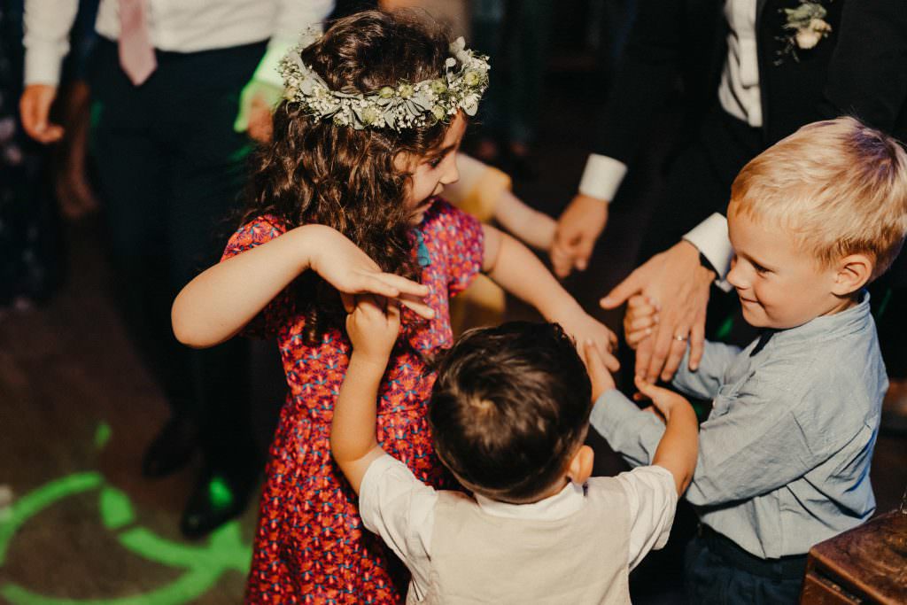 Kinder tanzen bei einer Hochzeit in der Auermühle