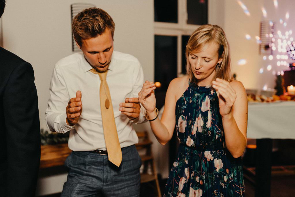 Gäste tanzen auf der Party einer Hochzeit in der Auermühle in Ratingen