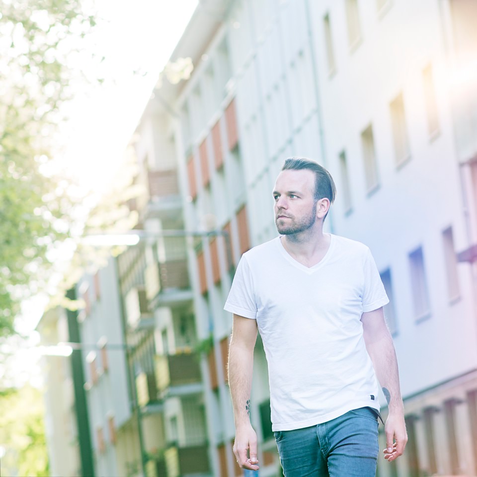 Portraitfoto von Sänger Henning Neuser