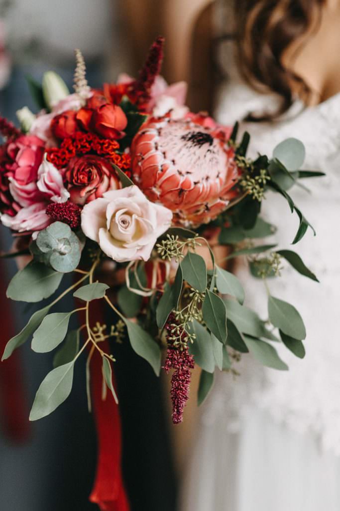 Moderner Brautstrauß mit Protea, Eukalyptus und Rosen