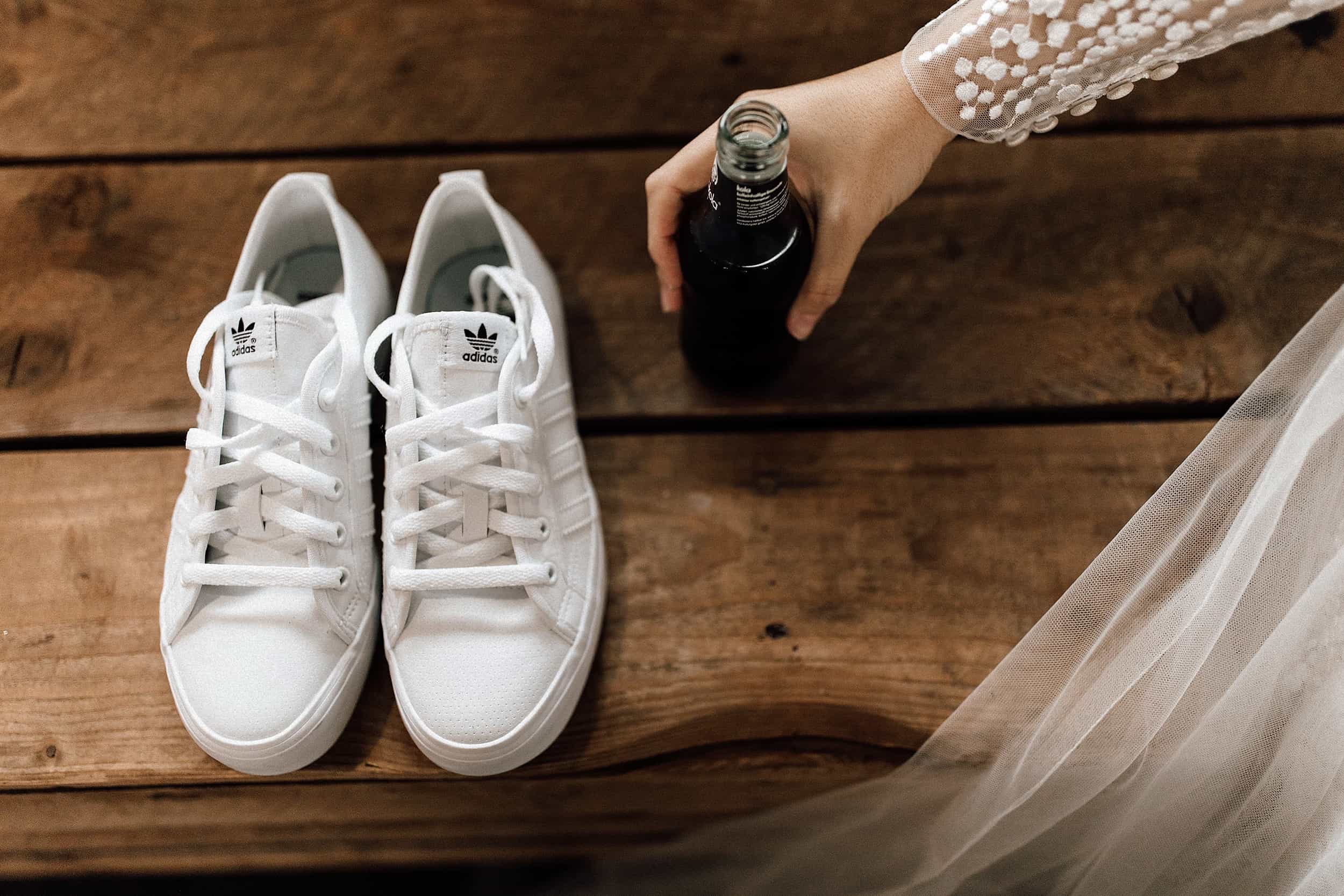 Hochzeitsfoto Getting Ready: Weiße Adidas Turnschuhe als coole Brautschuh Alternative