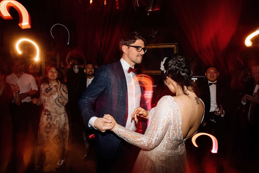 Hochzeit Gare du Neuss: Das Brautpaar beim Hochzeitstanz