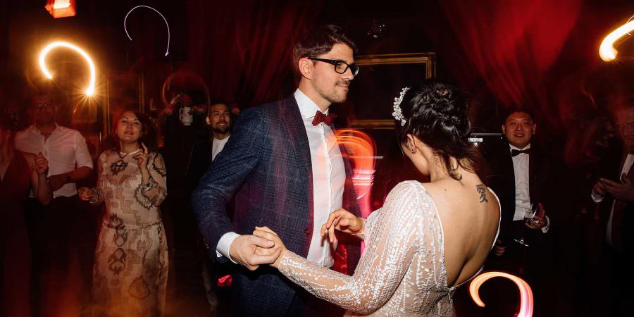 Hochzeit Gare du Neuss: Das Brautpaar beim Hochzeitstanz