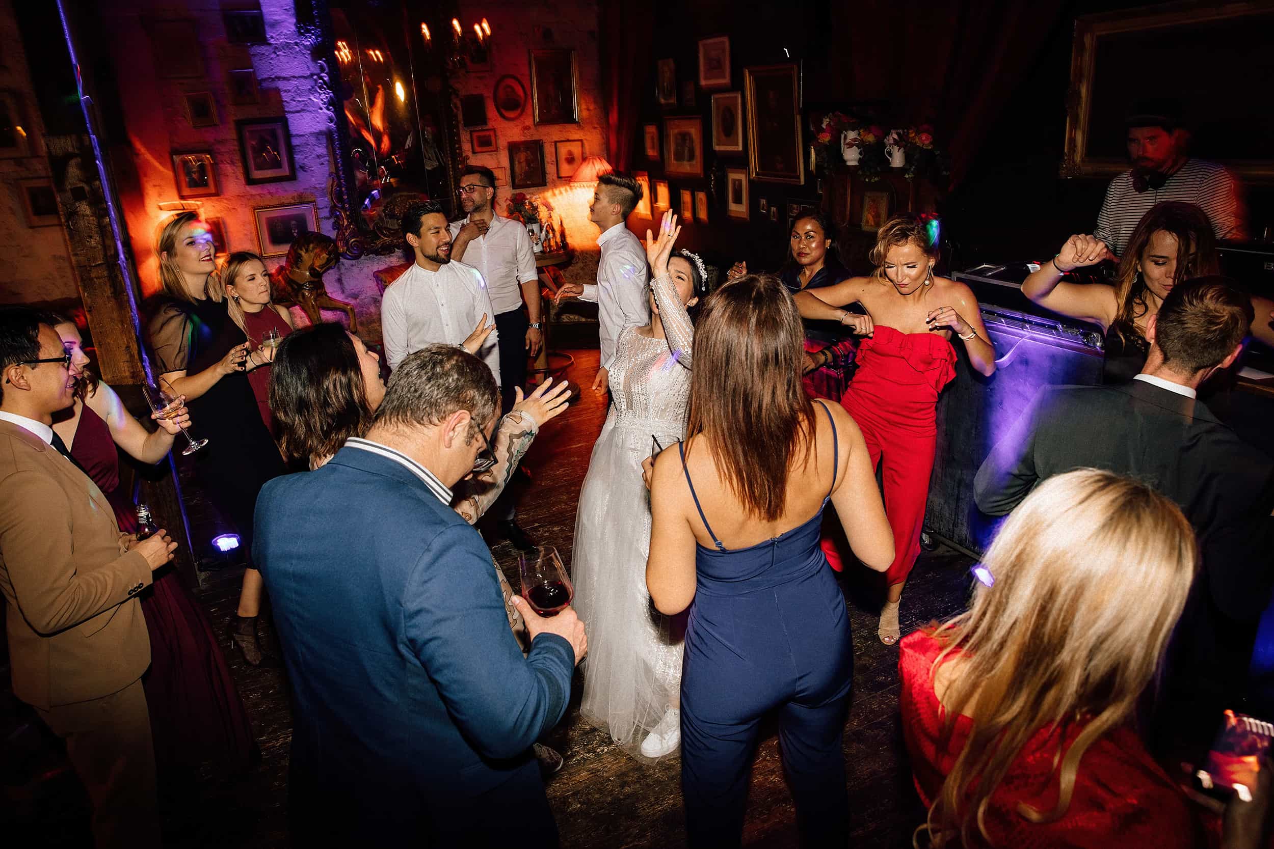 Hochzeitsparty im Gare du Neuss: Die Braut tanzt ausgelassen zur Musik von DJ Markus Rosenbaum
