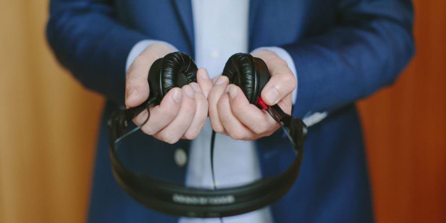 DJ Markus Rosenbaum hält seine Headphones in den Händen