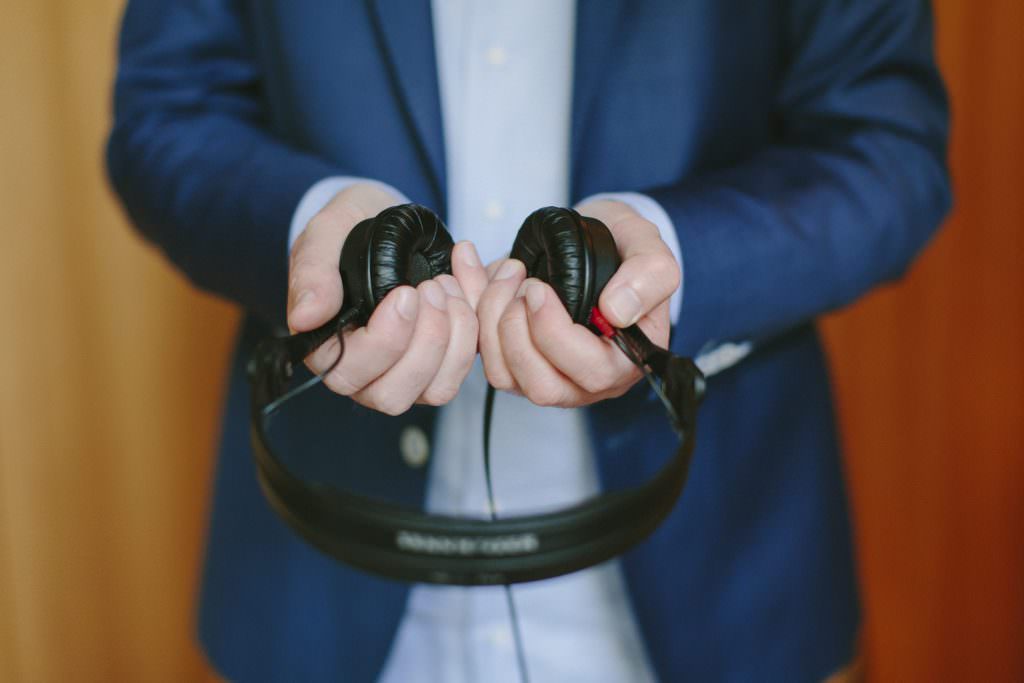 DJ Markus Rosenbaum hält seine Headphones in den Händen