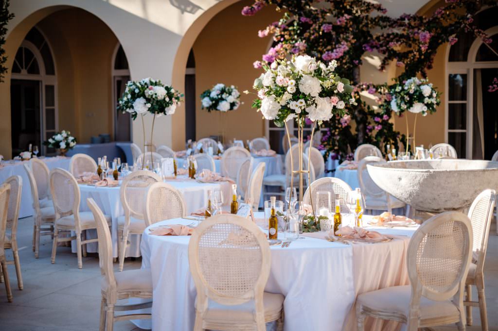 Destination Wedding Kroatien: Festlich gedeckte Hochzeitstische im Innenhof