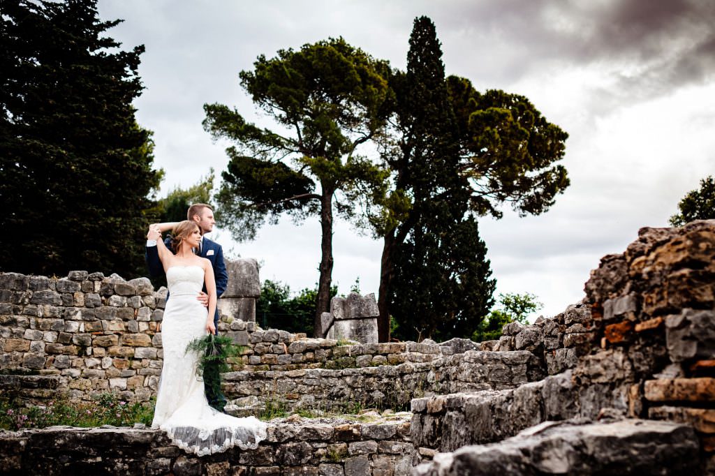 Kroatien Hochzeit: Hochzeitspaar lässt sich auf einer antiken Ruine fotografieren.