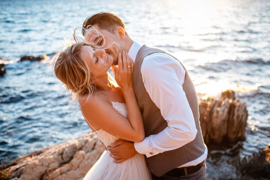 Paarfotos am Meer bei einer Destination Wedding in Kroatien