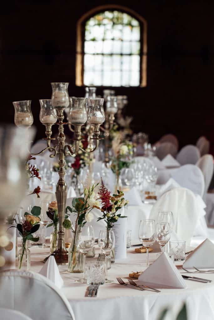 Hochzeit Gutshof Ladenburg: Festsaal mit gedeckten Tischen