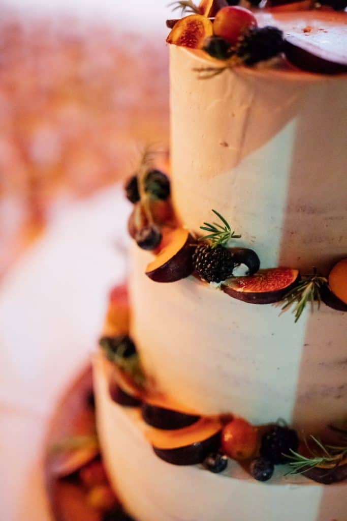 Hochzeit Gutshof Ladenburg: Hochzeitstorte mit Feigen, Brombeeren und Pflaumen