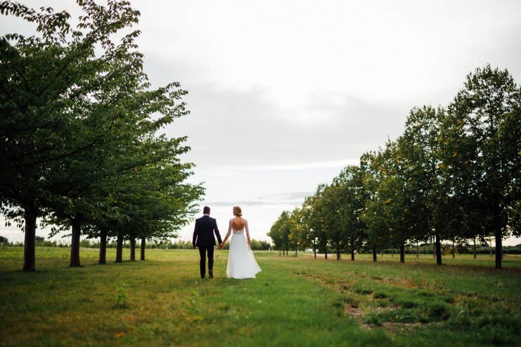 Hochzeit Gutshof Ladenburg: Paarfoto im Park