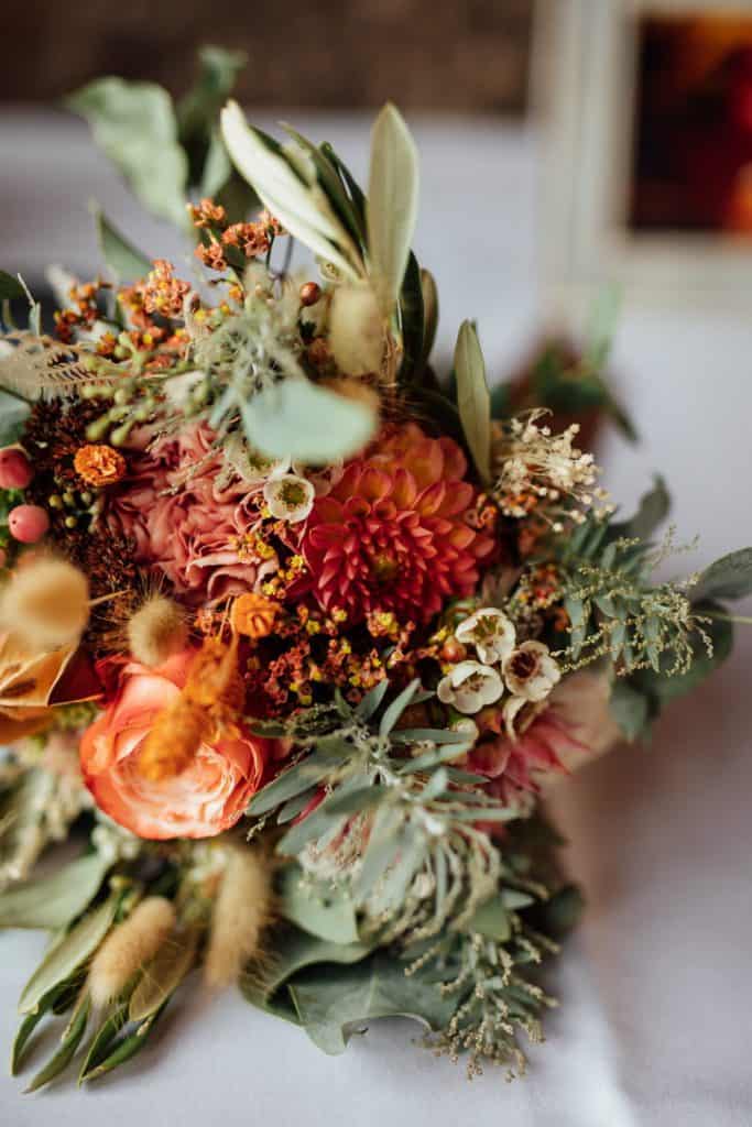 Brautstrauß mit Rosen, Dahlien und Olivenzweigen