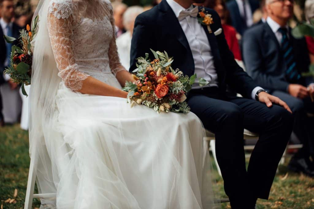 Hochzeit Gutshof Ladenburg: Das Brautpaar während der Trauung