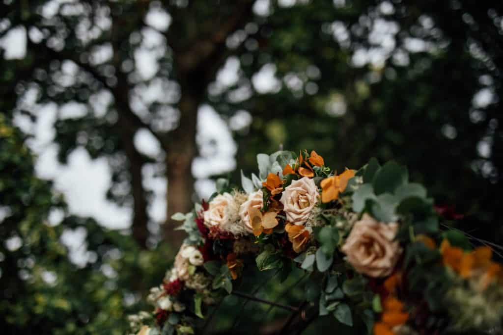 Hochzeit Gutshof Ladenburg: Blumenbogen mit Eukalyptus und Rosen