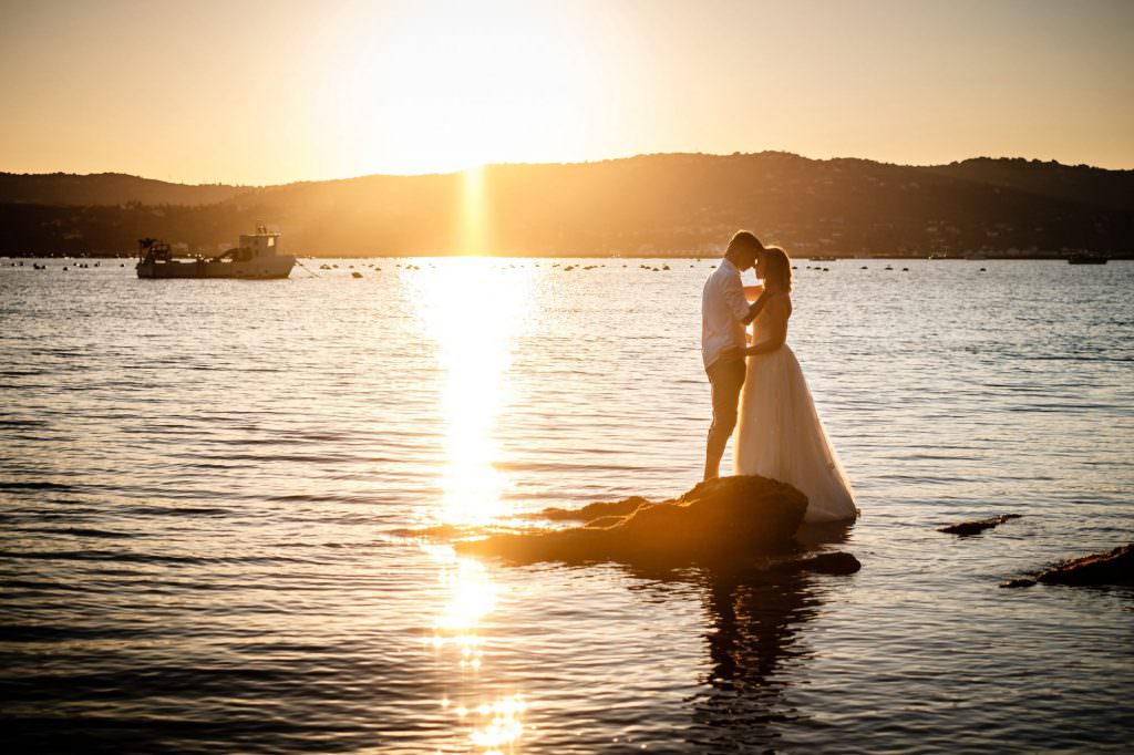 Heiraten in Kroatien mit romantischen Paarbildern am Meer.