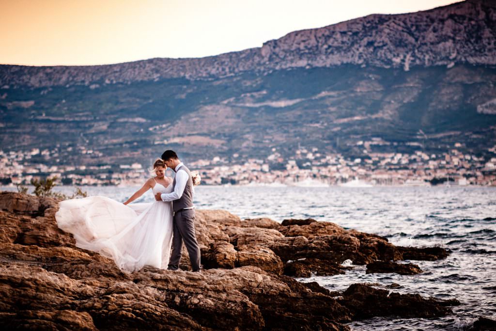 Destination Wedding: Ein Brautpaar am Strand von Kroatien.